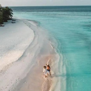 Banyan Tree Vabbinfaru Maldives Honeymoon Packages Couple On Beach