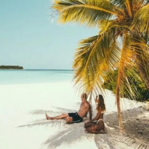 Banyan Tree Vabbinfaru Maldives Honeymoon Packages Couple On Beach1