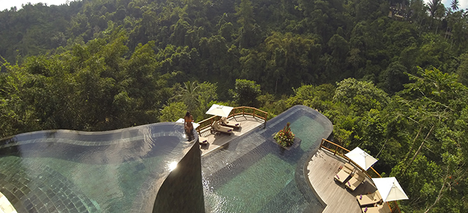  Bali - Ubud hanging gardens - Pool woman