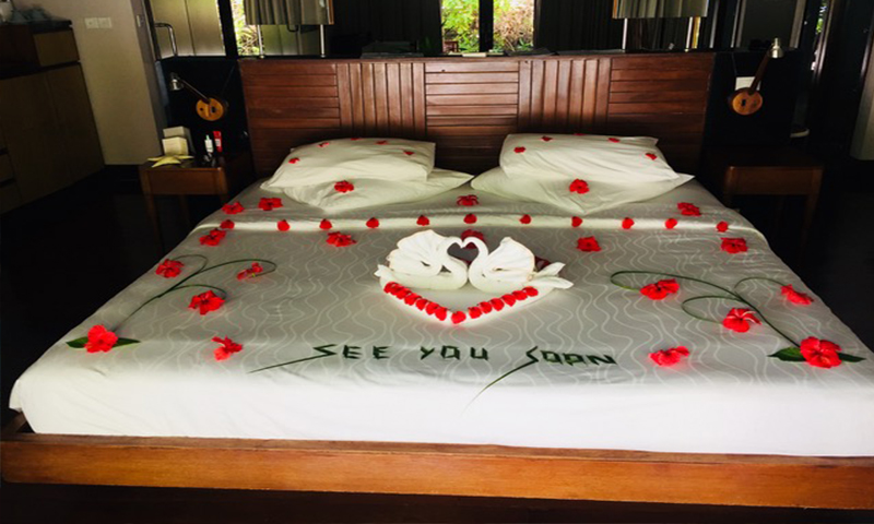 Mathew And Cara's Unforgettable Maldives Honeymoon Coco Palm Bodu Hithi Honeymoon Message On Bed